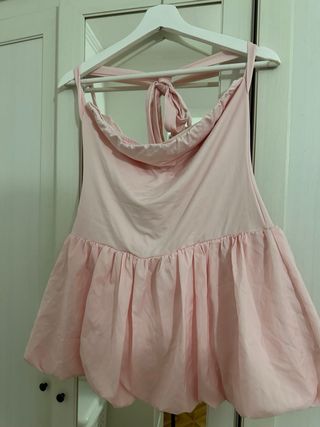 Vestido rosa fruncido y falda abullonada