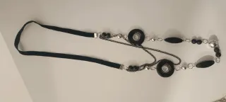Collares plateados y negros