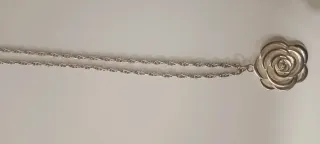 Collares plateados y negros