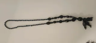 Collares plateados y negros