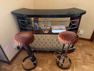 Barra de bar con 2 taburetes altos