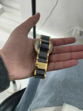 Relógio Dourado e Preto