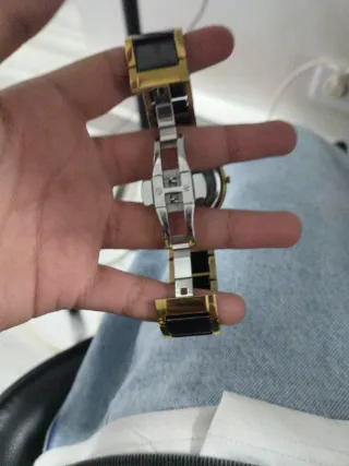 Relógio Dourado e Preto