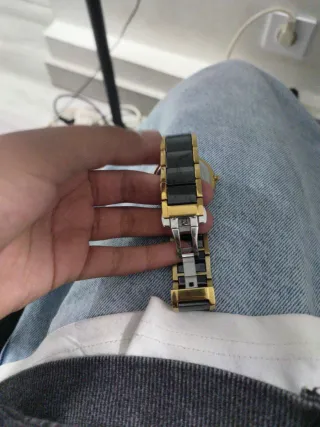 Relógio Dourado e Preto