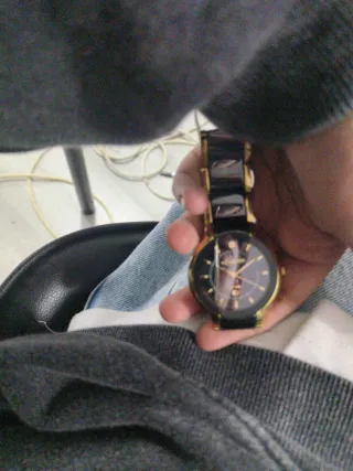 Relógio Dourado e Preto