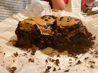 Cookiebrownie con nueces y chocolate