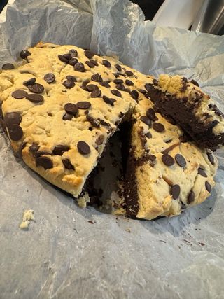 Cookiebrownie con nueces y chocolate