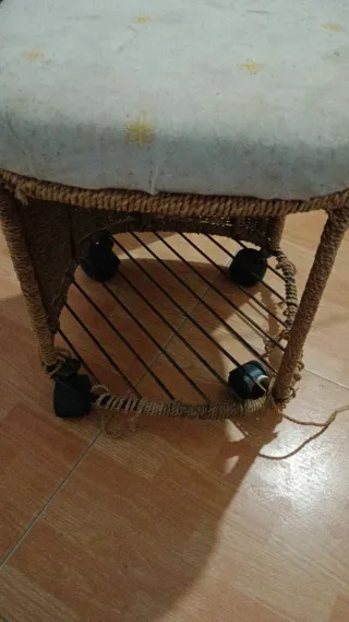 Mesa centro mimbre y hierro con 4 pufs