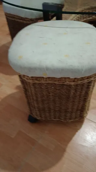 Mesa centro mimbre y hierro con 4 pufs