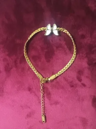 Pulsera dorada con detalle de mariposa