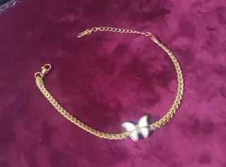 Pulsera dorada con detalle de mariposa