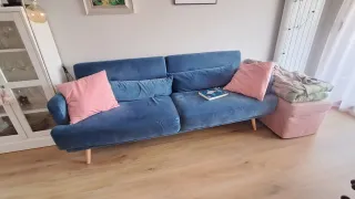 Elegante sofá cama azul y rosa