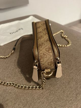 Bolso Guess cadena Marrón y Dorado