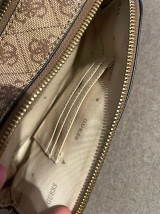 Bolso Guess cadena Marrón y Dorado