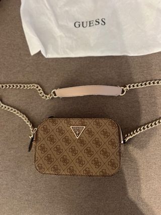 Bolso Guess cadena Marrón y Dorado