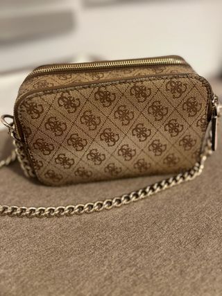 Bolso Guess cadena Marrón y Dorado