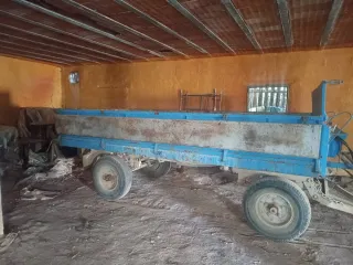 Remolque agrícola basculante en perfecto estado