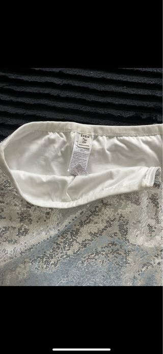 Falda plateada con brillos