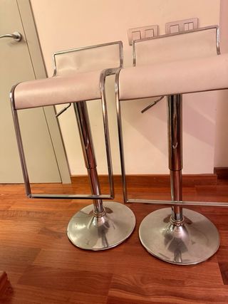 Taburetes de barra cocina plateados y blancos