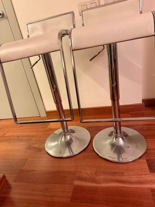 Taburetes de barra cocina plateados y blancos