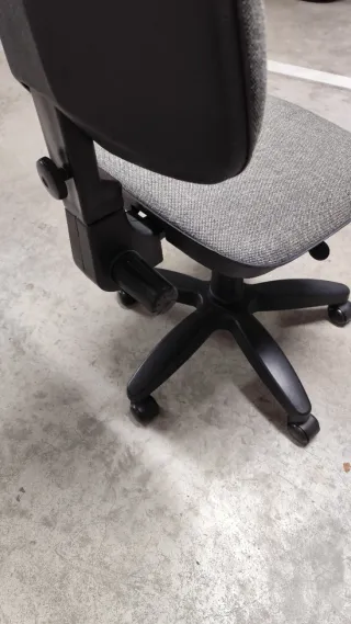 Silla de oficina con tela gris y ruedas