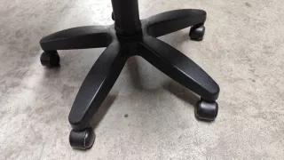 Silla de oficina con tela gris y ruedas