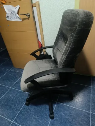 Silla de escritorio cómoda pero deteriorada