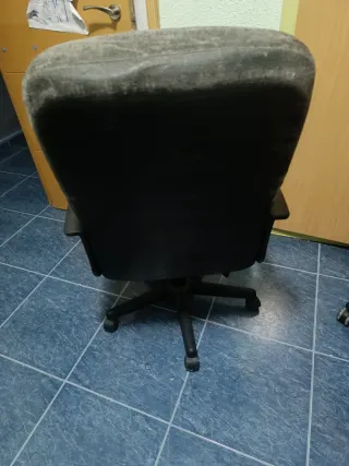 Silla de escritorio cómoda pero deteriorada