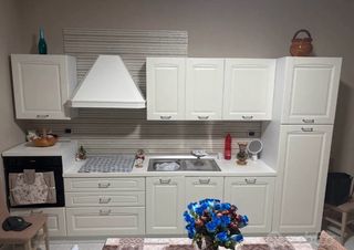 Cucina componibile beige e bianca