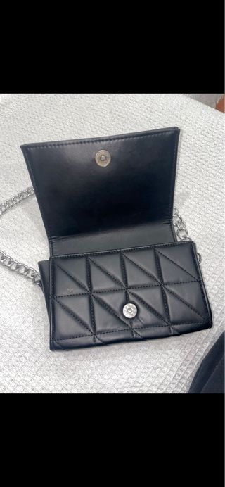 Bolso negro con cadena plateada
