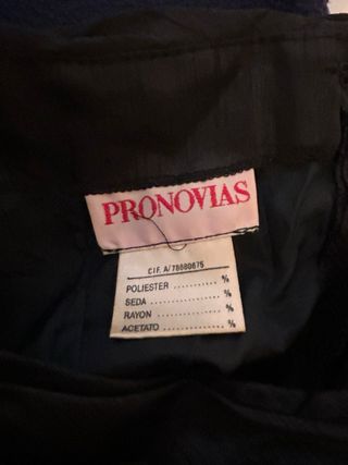 Vestido de fiesta negro con volantes