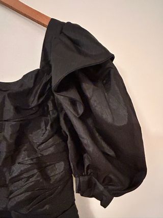 Vestido de fiesta negro con volantes