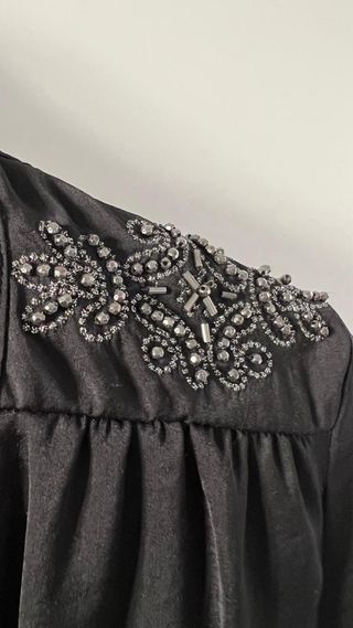 Blusa negra con detalles metálicos T40