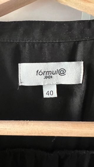 Blusa negra con detalles metálicos T40