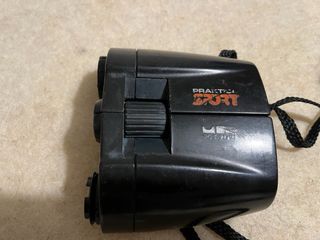 Prismáticos negros con lentes rojas