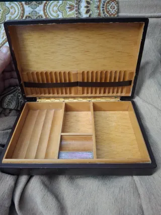 Caja de tabaco antigua de madera