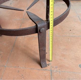 Trébedes (fogoner) antiguos de hierro forjado