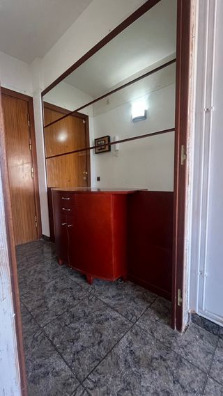 Mueble recibidor de madera con gran espejo