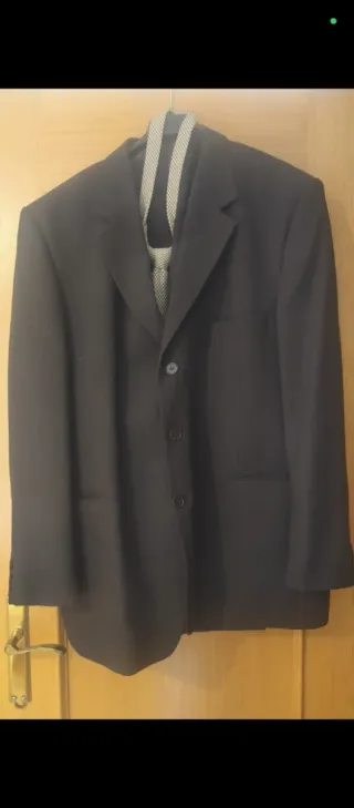 Traje de caballero con chaleco y corbata