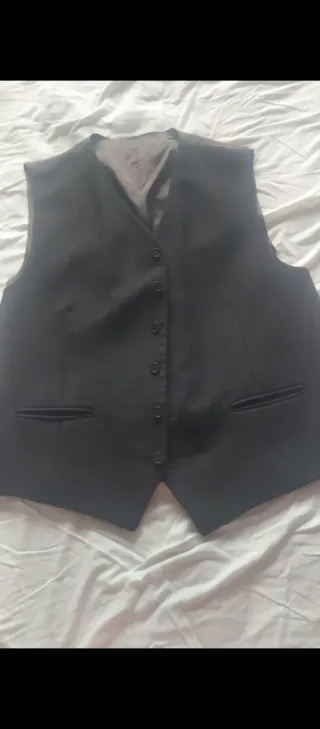 Traje de caballero con chaleco y corbata