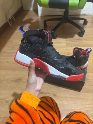 Zapatillas Jordan Negras y Rojas,