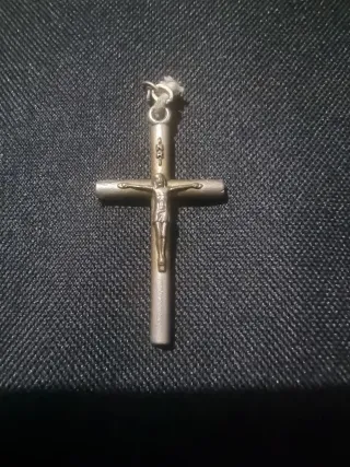 Cruz antigua con figura de Cristo