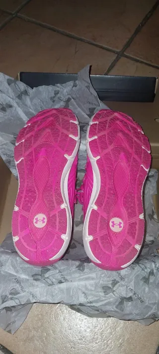 Zapatillas Under Armour Rosas y Blancas