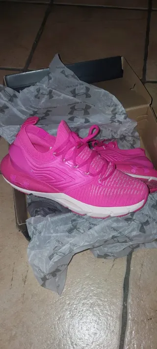 Zapatillas Under Armour Rosas y Blancas