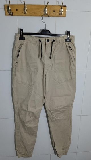 Pantalón beige con cremalleras