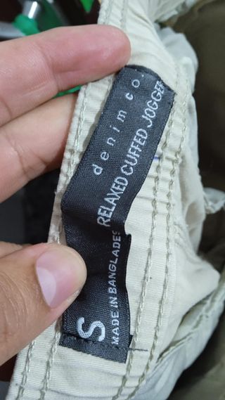 Pantalón beige con cremalleras