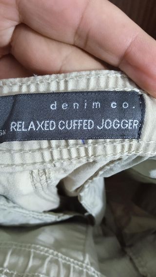 Pantalón beige con cremalleras