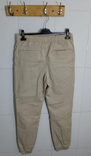 Pantalón beige con cremalleras