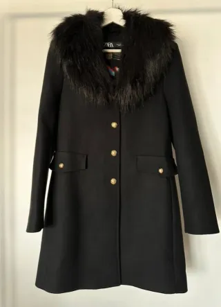 Abrigo Zara con cuello de pelo