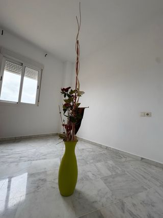 ¡Precioso jarrón de cerámica decorado y flores!